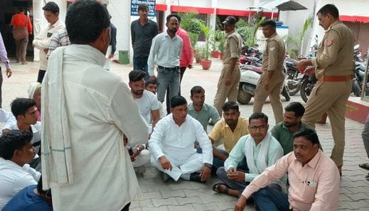 BJP people surrounded the police station, accused the accountant of demanding bribe