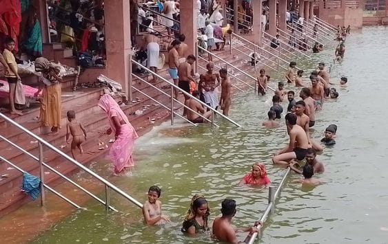 Devotees took bath in Ganga on Kushgrahani