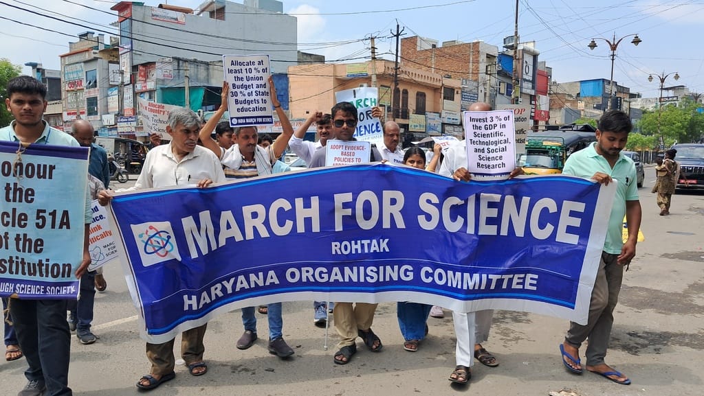 March taken out in protest against the decreasing budget of science and education