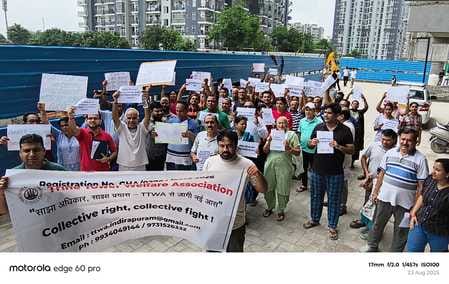 People angry due to lack of basic facilities protested against the builder