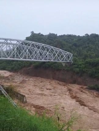 The safety wall of the railway bridge was washed away in the flood, the speed of trains reduced