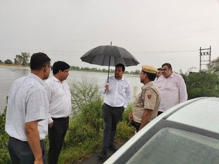 The Deputy Commissioner marked the waterlogging spots and gave instructions for drainage