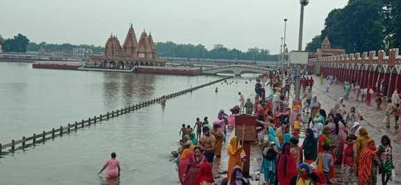The devotees took a holy dip in Brahmasarovar