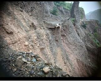 82 roads including highways are blocked, darkness prevails in 2,000 villages