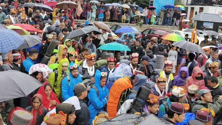 A caravan of devotees of Bhole left for Mani Mahesh with shouts of victory