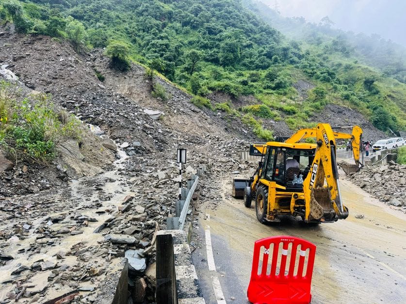 Difficulties increased due to rain... 245 roads blocked, 477 transformers stopped working