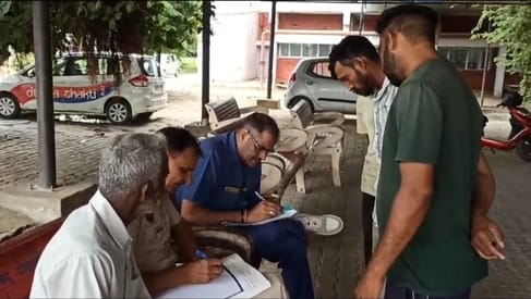 A woman delivered a baby on the road, the baby died
