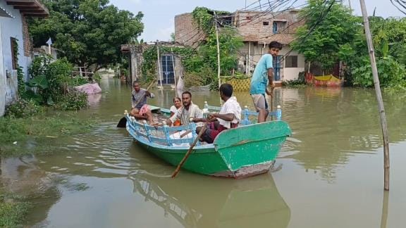 Water started receding in many colonies, boats are running in Keshav Nagar