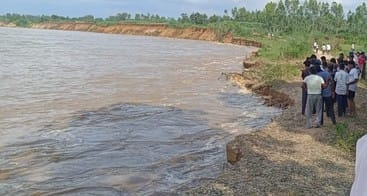Erosion continues in Lalpur Sojimal, Ganga river is moving towards the railway line