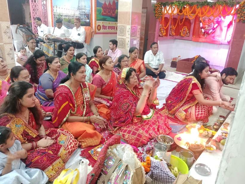 Queen Sati was decorated grandly, Aarti was performed and 56 offerings were made