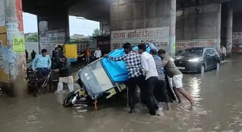 Ten hours of rain has submerged the roads, entered the streets, houses and shops