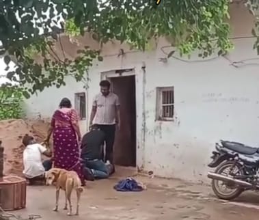 रिटायर्ड डीएसपी की मारपीट करते परिजन