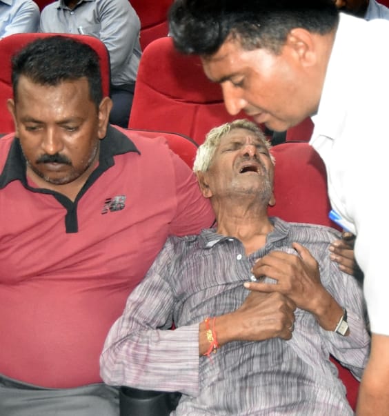 One and a half hour protest outside the house, employee fainted while shouting slogans