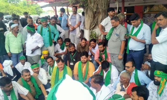 BKU Democratic workers surrounded Sarojininagar police station, accused of demanding bribe