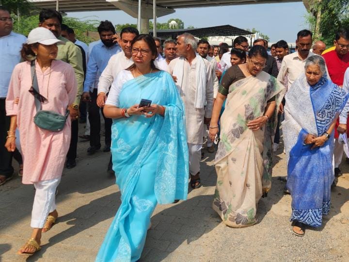 People surrounded the MLA who had come to start the cleanliness drive and said that she was forced to live in filth