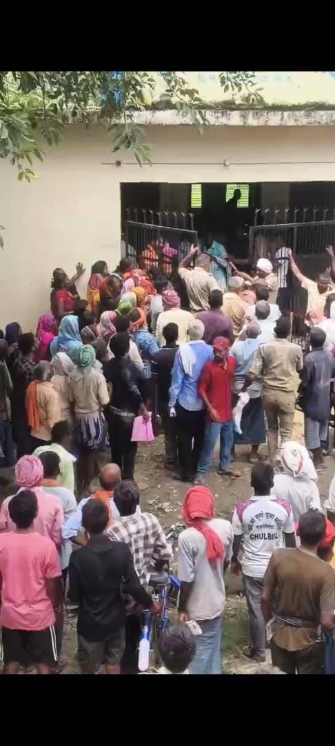 Siddharthnagar News : Police clashed with farmers for urea, lathi blows were made