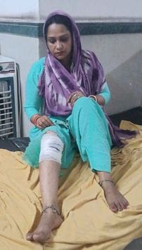 A woman going to duty was stopped on the way and stabbed