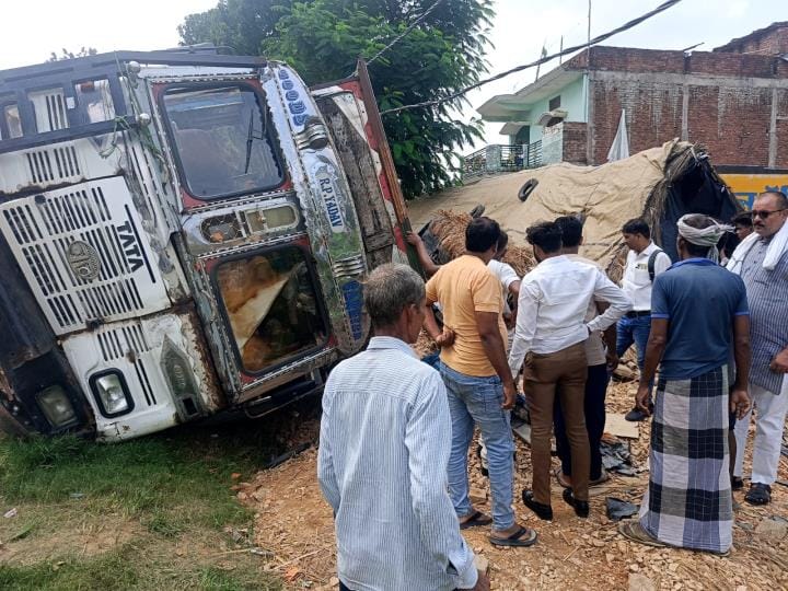 An uncontrolled truck loaded with ballast overturned on a hut, woman died due to being crushed