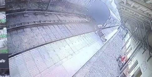 RPF jawan rescued a passenger who fell from a moving train