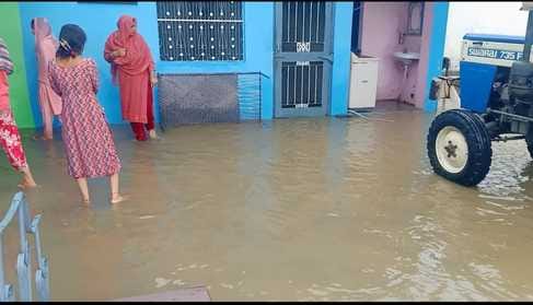 Water entered 100 houses and cow sheds in Dhandhari and Takarla Panchayat