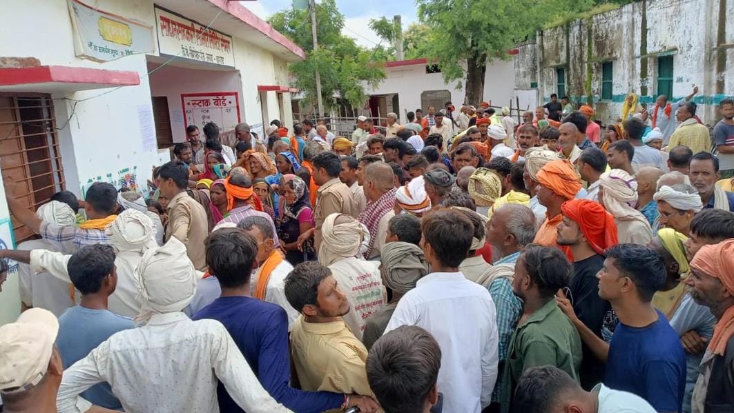 Farmers kept wandering for urea in Matera
