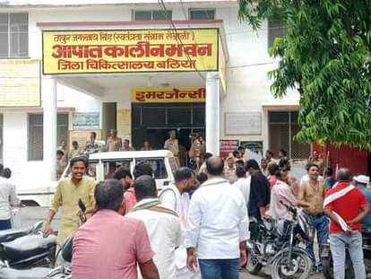 विद्युत विभाग के अक्षीक्षण अभियंता से हुई मारपीट के आरोपी के जिला अस्पताल में मेडिकल के दौरान