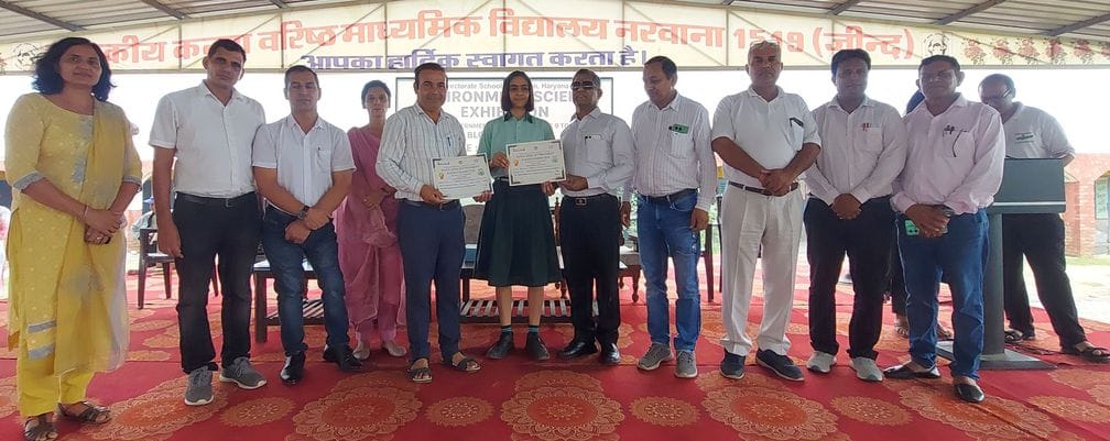 Avni, a student of class 11th won the first prize in the science exhibition