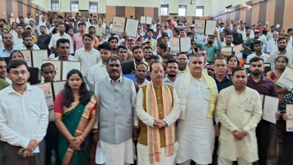 Muzaffarpur Bihar news :dy cm vijay sinha distributed appointment letters to hundreds  people today