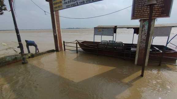 Due to rising water level of Ganga, there is severe erosion in Anupshahr, people sought help from the administration