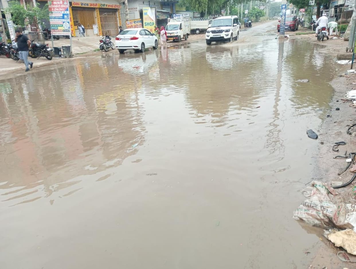 Waterlogging on Jui Road increased trouble, business came to a standstill