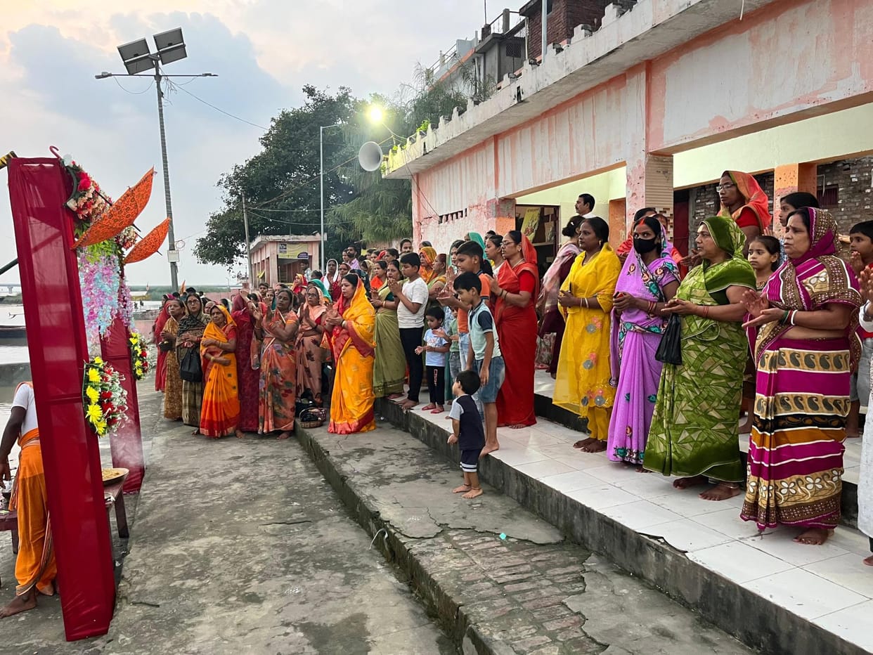 Sarayu's Aarti was performed, devotees cheered