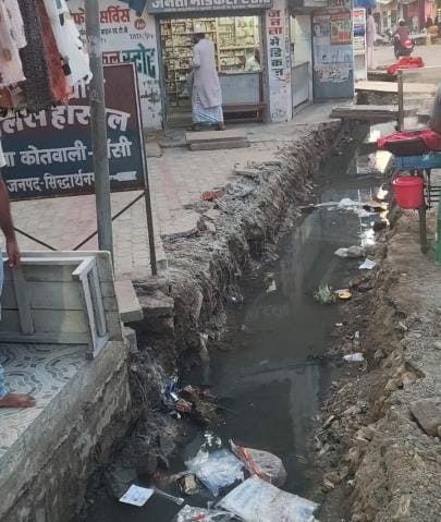 Siddharthnagar News : The slow pace of drain construction is increasing the problems of shopkeepers