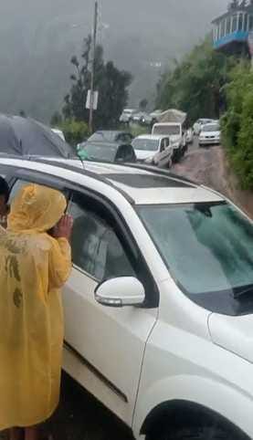 More than 100 vehicles stranded on Jot Marg, administration kept them at a safe place