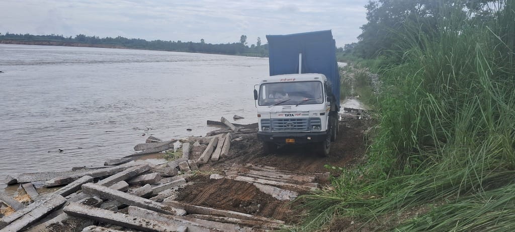 Staff gathered to save Jammu Tawi-Kolkata rail track from the flow of Ganga