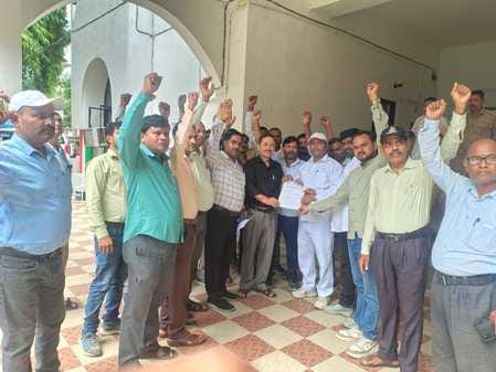 Employees of the Agriculture Department protested against the digital crop survey