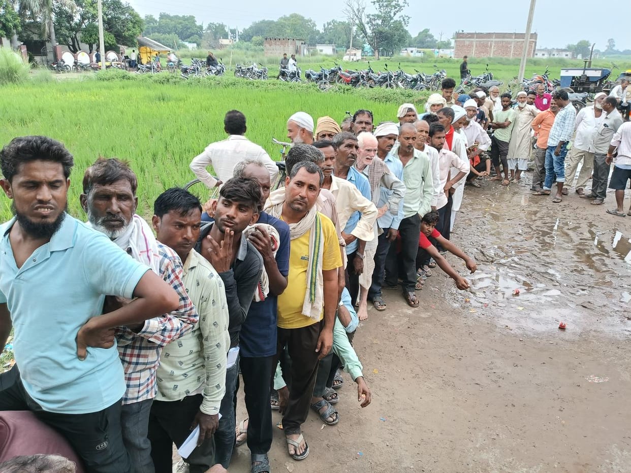 Siddharthnagar News : Urea shortage is not ending, crisis continues