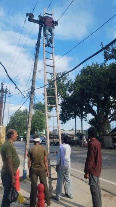 Electricity is cut in the morning and restored after 3 o'clock, people are upset