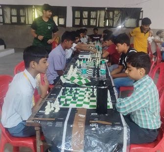 Players showed their intellectual ability in chess competition