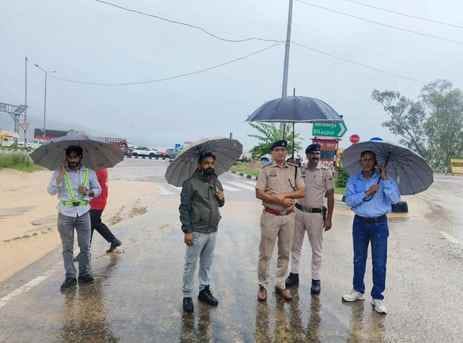 Destruction due to rain: Six cars, one Volvo damaged by falling stones and trees, three houses collapsed