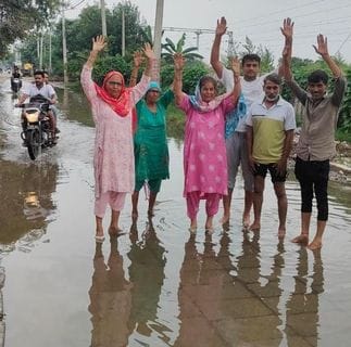 Waterlogging on Garhi Jhanjhara Road increased problems, people protested