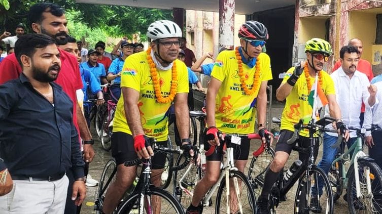 Cycling relay welcomed, toured the city