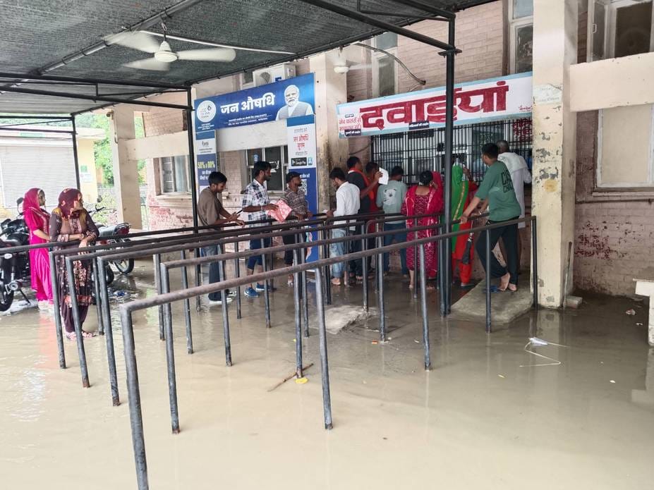 Patients took medicines standing in water, some had to wait for ambulance