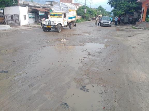 City roads are destroyed, difficulties at every step