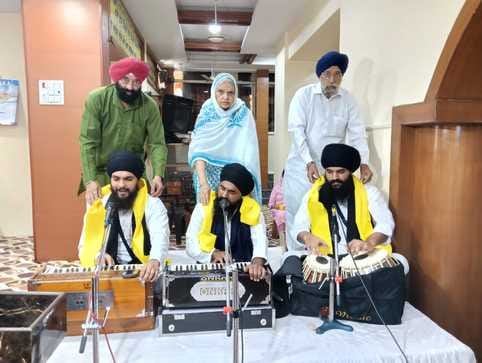 On the occasion of Prakash Parv of Guru Granth Sahib, Diwan was decorated, the Raggi group performed Shabad Kirtan