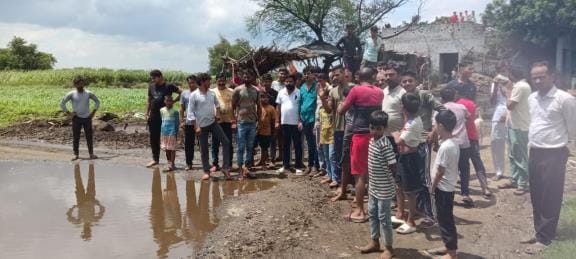 Villagers angry with the garbage in Bhagwanpur Hirnauti village protest