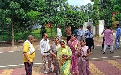 कलेक्टर कार्यालय में जाते हुए महिला पार्षद