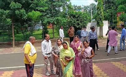 कलेक्टर कार्यालय में जाते हुए महिला पार्षद