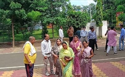 कलेक्टर कार्यालय में जाते हुए महिला पार्षद