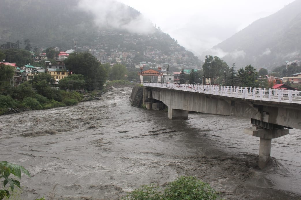Rain stopped apple harvesting, markets became deserted
