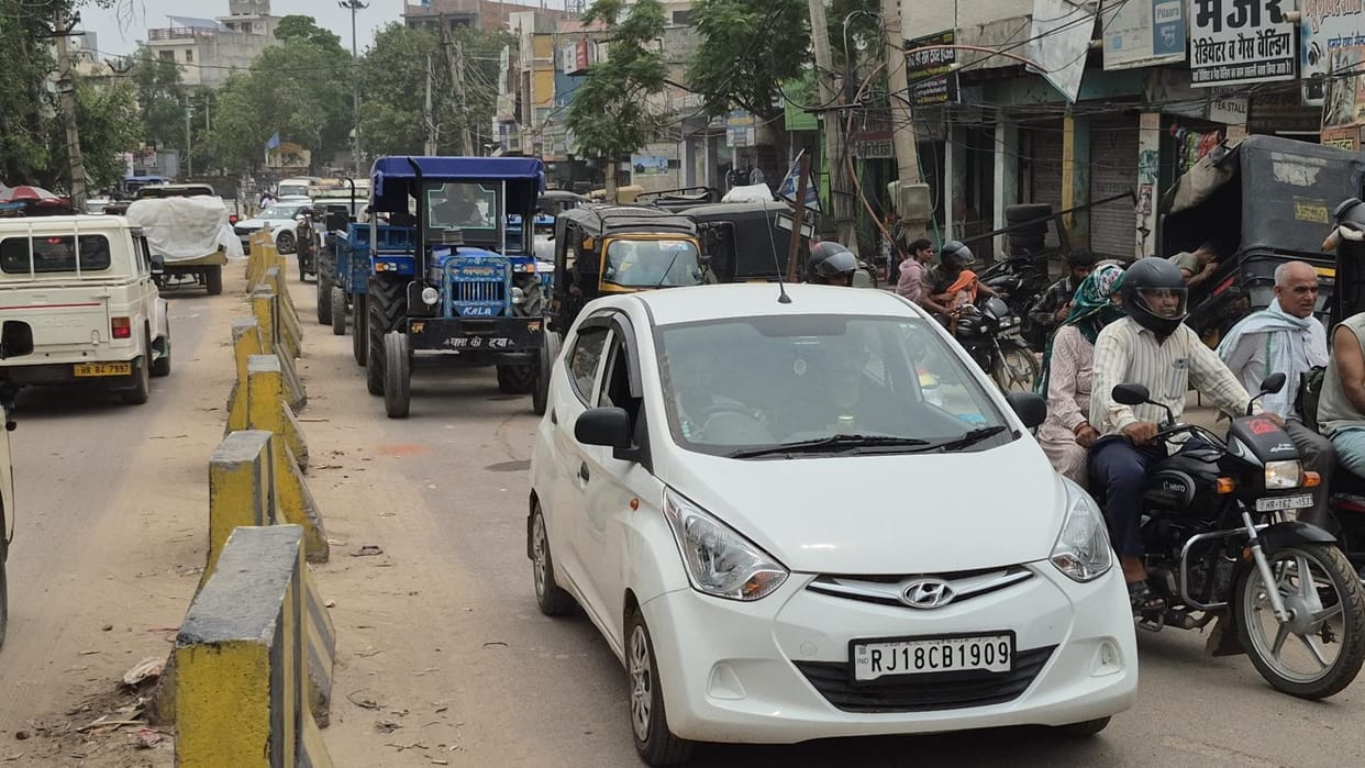 There is a daily jam of five to six hours at Devsar Chungi railway gate, the reason is the construction of a bridge on Loharu Road
